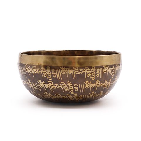 Discover the mystical power of our 16cm Tibetan Healing Engraved Bowl, adorned with a sacred mantra. Handcrafted in the Tibetan tradition, this bowl enhances meditation and sound healing by deepening your spiritual connection. Perfect for rituals or as a meaningful gift, it invites calm and inner awakening into your sacred space.