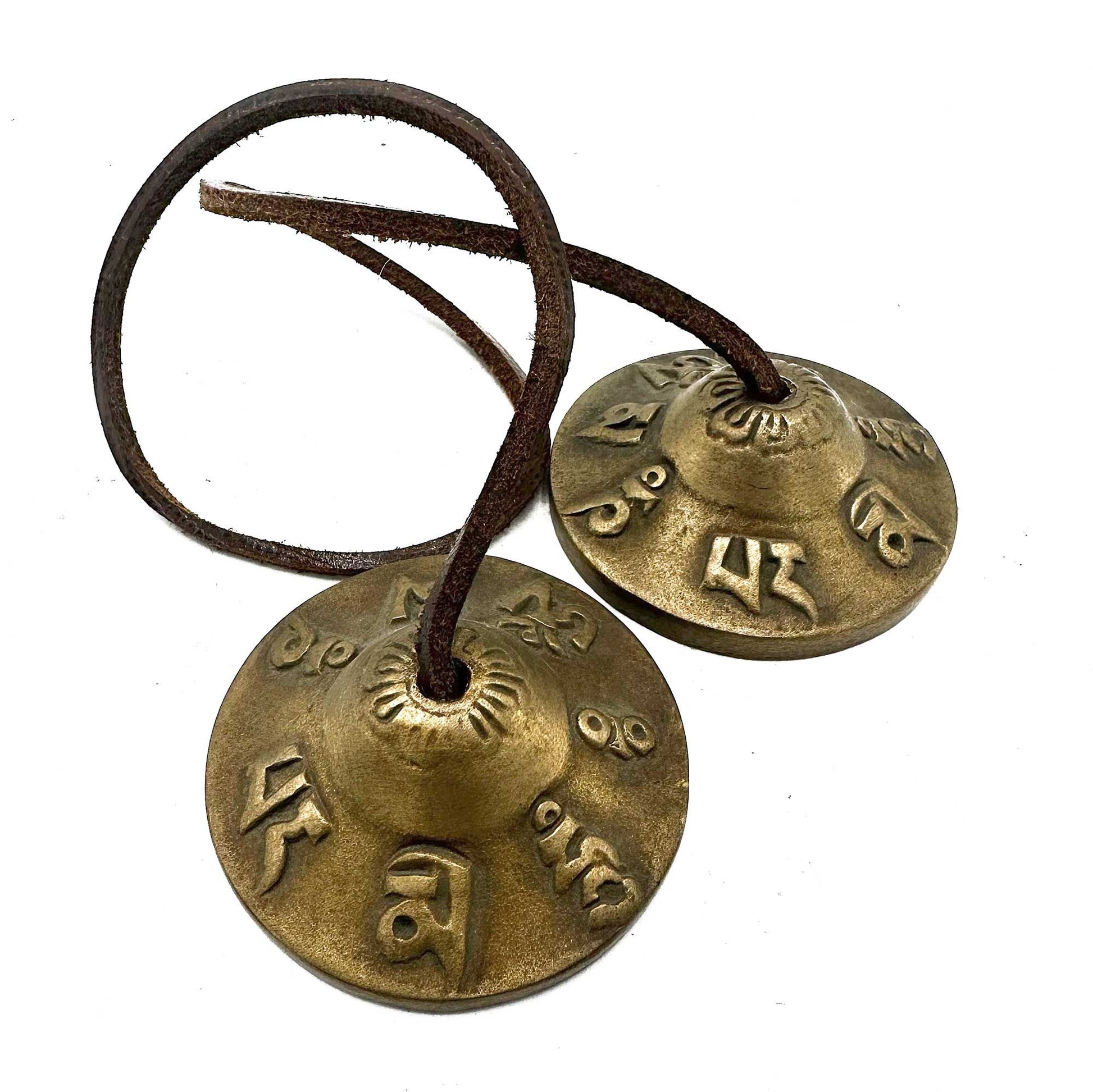 Invite good fortune and serenity into your sacred space with the Tibetan Tingsha – Lucky Symbols Design, beautifully handcrafted by skilled Tibetan artisans. Measuring approximately 6cm in diameter, these traditional meditation cymbals are adorned with auspicious Tibetan lucky symbols, representing blessings, protection, and spiritual prosperity.
When gently struck together, the Tingsha release a clear, uplifting tone that purifies energy and enhances focus, making them ideal for meditation, yoga, reiki, o