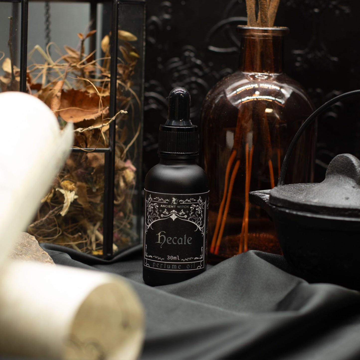 Ancient Witch Perfume Oil – Hecate | Floral Wood Ritual Fragrance