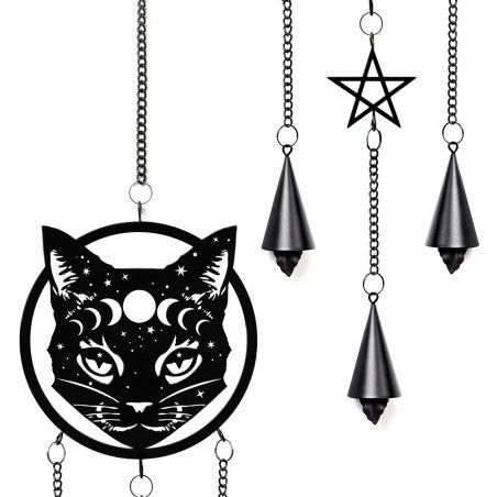 This Alchemy England hanging decoration is a striking piece of mystical decor. The black cat face adorned with moon phases and stars brings an air of enchantment to any space, accompanied by three magical chimes to amplify its charm.