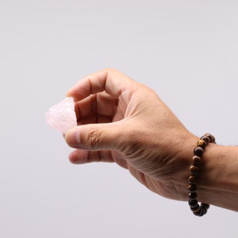 These sacred Raw Rose Quartz Crystals carry the tender frequency of universal love, resonating deeply with the heart chakra to bring emotional healing, peace, and compassion. As a crystal healer, I often turn to Rose Quartz when the heart needs mending—when grief lingers, or self-love feels distant. Each piece in this raw collection is untouched by machines, allowing the Earth’s natural energy to flow freely through its soft pink hues and rugged edges.
💗 Heart Healing Energy – Rose Quartz nurtures uncondi
