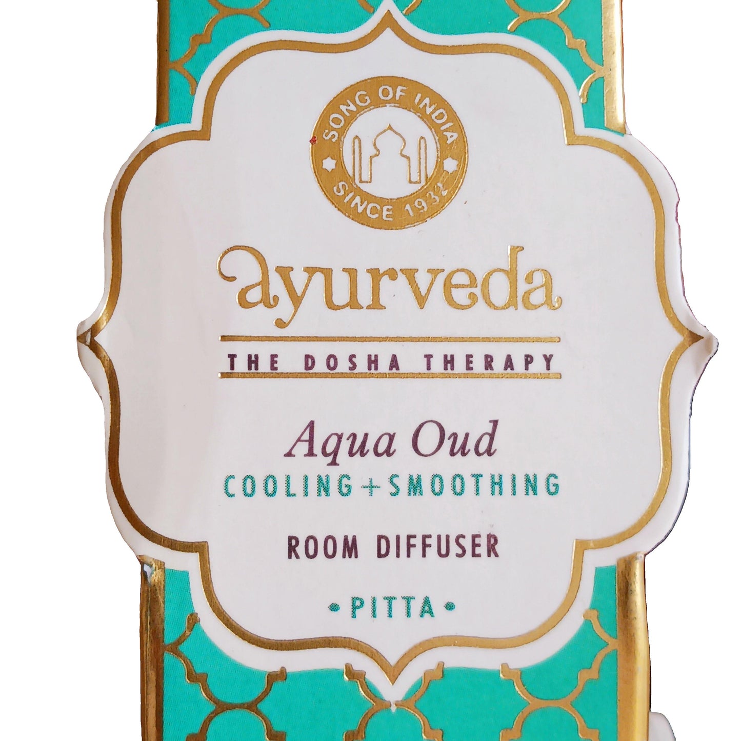 This Aqua Oud fragrance blends fresh, aquatic notes with the deeper, woody scent of oud. creating a balanced fragrance that is both refreshing and sophisticated.
