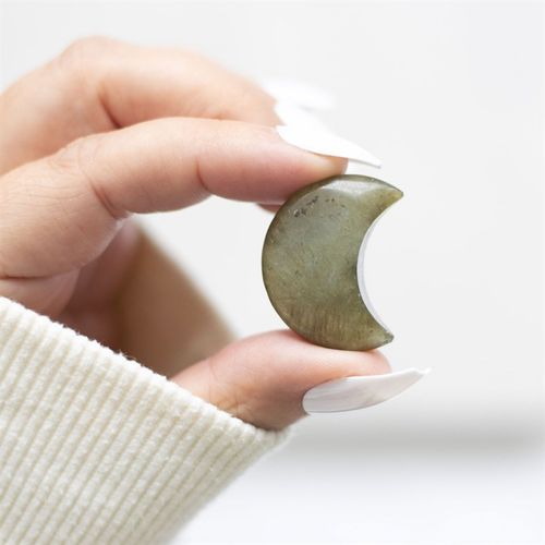 Capture the energy of the moon with this small crescent-shaped labradorite crystal. Accompanied by a matching sentiment card with inspiring, "Love you to the moon & back" text and a drawstring bag, it's the perfect token to remind someone of their inner strength and importance.