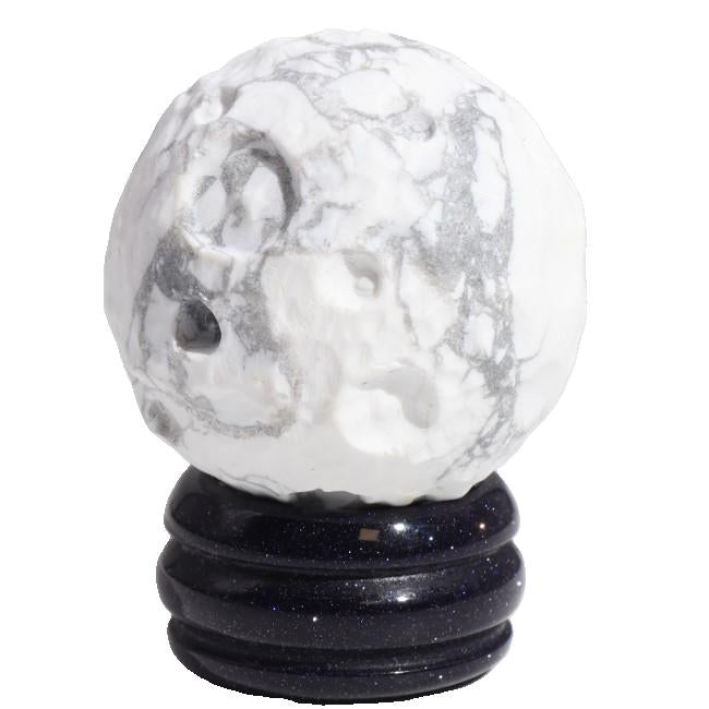 White Howlite embodies the Moon's calming energy. Its soft, white hues promote peace and emotional balance, fostering patience and inner reflection. White Howlite guides you on a journey of self-discovery.
