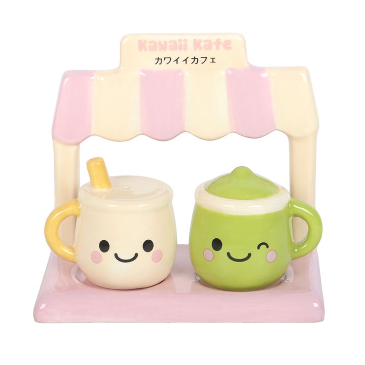 Kawaii latte salt and pepper shakers with matcha and latte mugs on a pastel stand. Cute ceramic set perfect for coffee lovers and kawaii decor fans.