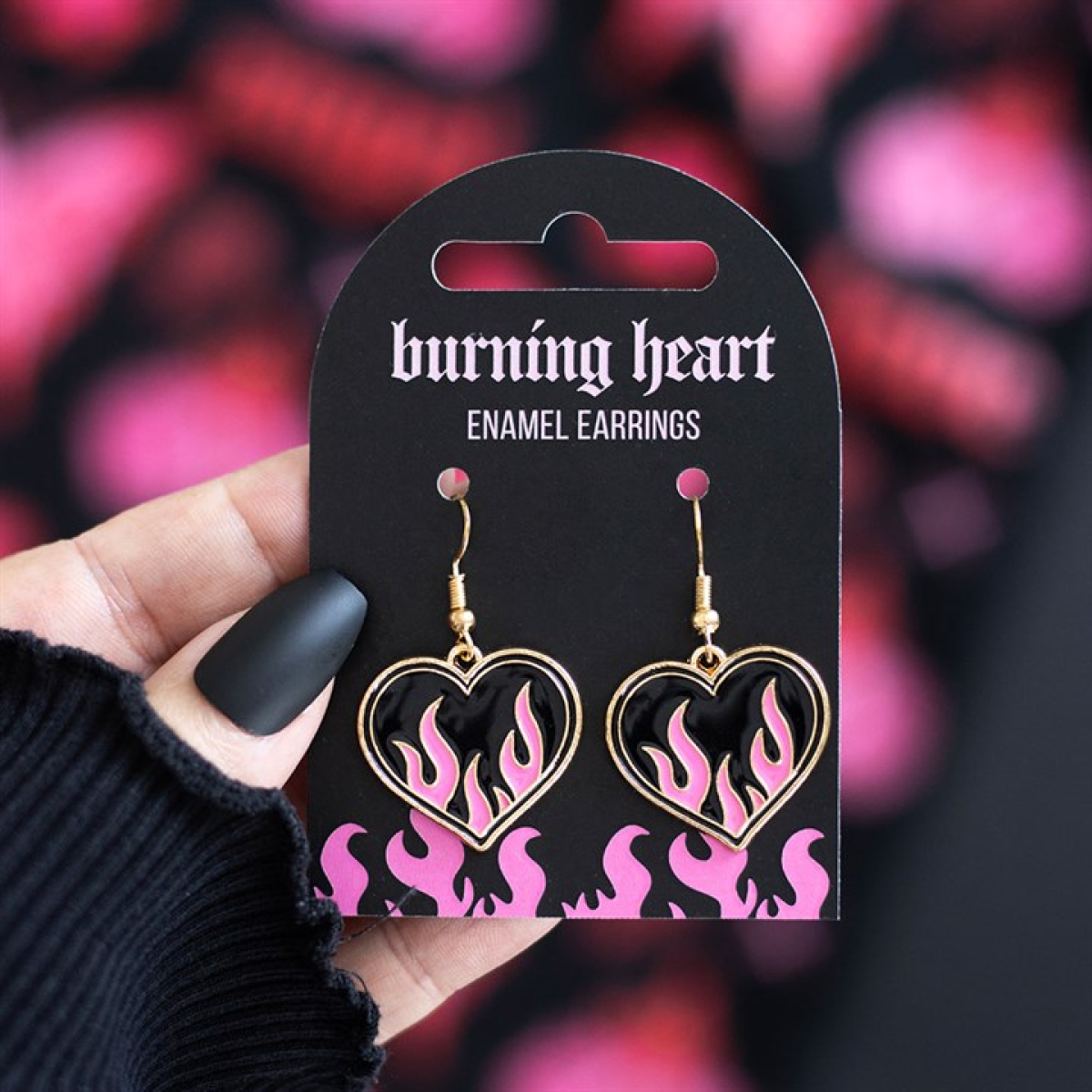 Pink and black burning heart earrings with flame details. Edgy Y2K gothic jewellery for alternative fashion and rebellious style lovers.